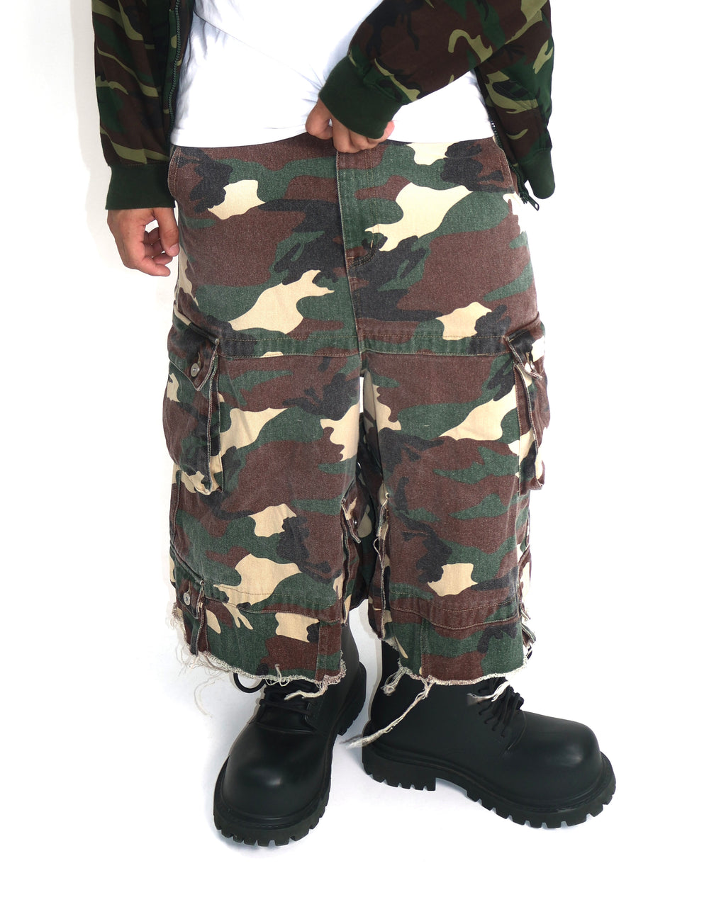 WOODLAND CAMO 3/4 DENIM SHORT