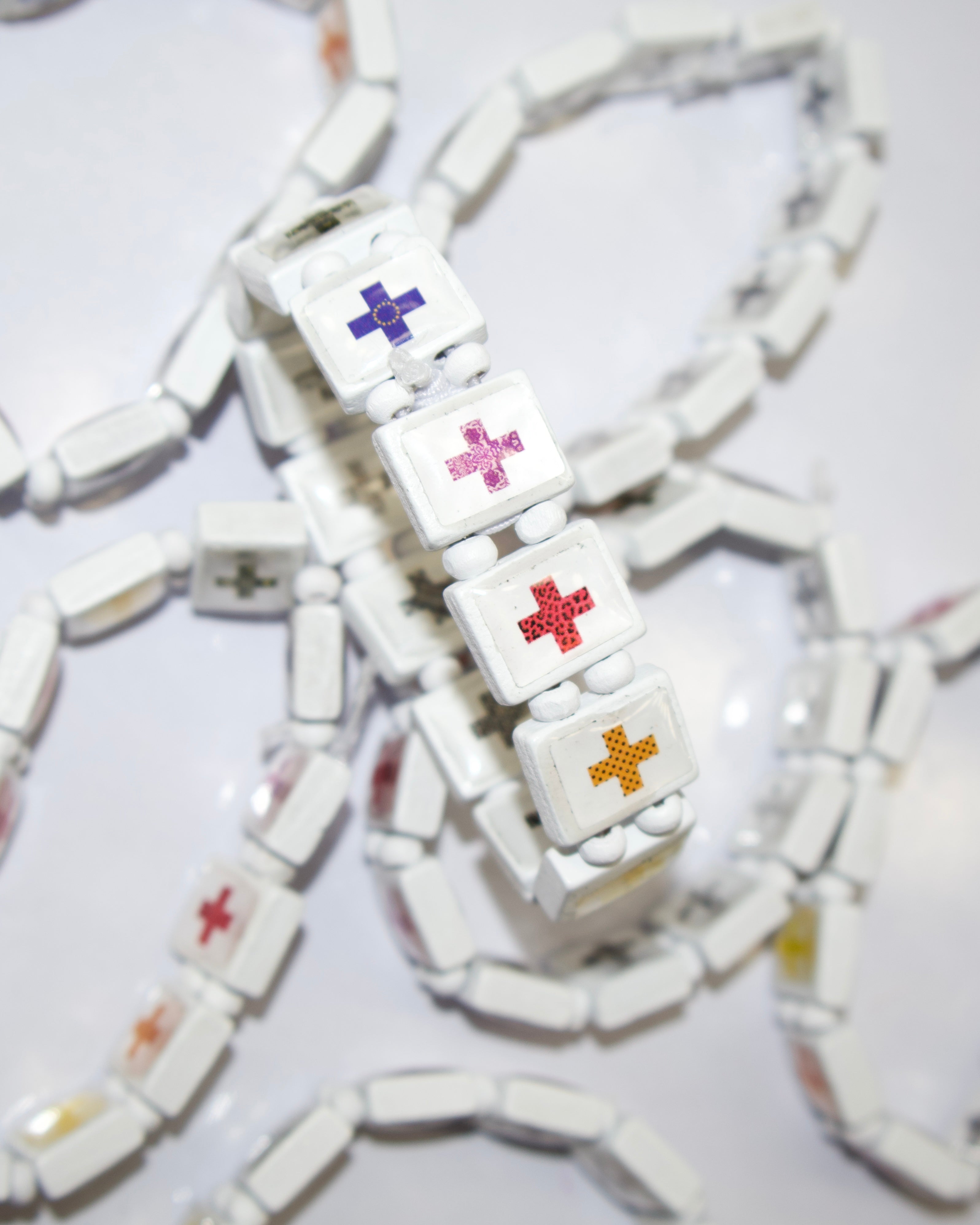 MULTICOLORED CROSS BRACELET (REVERSIBLE)